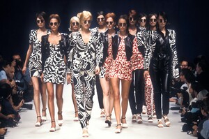 15638129_EmanuelUngaro1996WomenRTW33.thumb.jpg.d469dce4944d12a04d900fb1c8b6f440.jpg