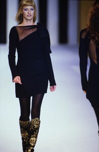 1586206857_linada-valentino-fw-1994(1).thumb.jpg.37cab8053028a2873da697e5c1820927.jpg