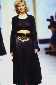 166377329_chanel-ss-1993(1).thumb.jpg.ac539dd18b8ee1a748f9c7166c5df1ad.jpg