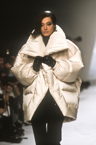 1667479890_ClaudeMontana1991WomenRTW20.thumb.jpg.dde8ebdf9256c34107e9510b4e13b6b9.jpg