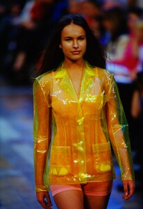 166940840_issey-miyake-ss-2000(1).thumb.jpg.0bb2324e21f9e27a66dbecc4406ccef5.jpg