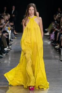 171206855_defile-rochas-printemps-ete-2020-paris-look-34(1).thumb.jpg.f71cc059c135ae8bef8b89f336143466.jpg