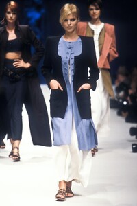 1734229096_EmanuelUngaro1996WomenRTW72.thumb.jpg.a5e4210c0ce75b4d4c8422882f3e0bf6.jpg