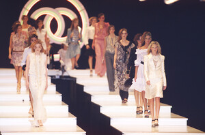 1737699437_ChanelSpring2001SsQ62TcGcVLx.thumb.jpg.a942fa6fed19cdc58c5ef6564efc65f0.jpg