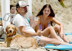 30664800-8514263-Picnic_pals_DiCaprio_enjoyed_a_snack_as_his_loyal_golden_retriev-a-27_1594528649139 (1).jpg