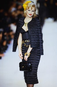 1753324972_chanel-fall-1992(2).thumb.jpg.052ebbc1d8740f435f5f2808f5ac5aef.jpg