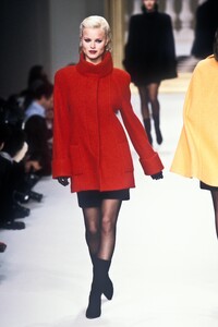 1787458489_HerveLeger1995WomenRTW23.thumb.jpg.4464b2cfd6bd3ef0f2a93f6caf9d49f4.jpg