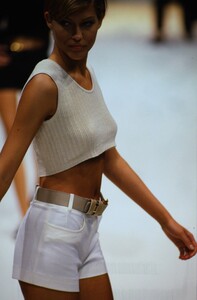 1875729591_salvatore-ferragamo-ss-1994(5).thumb.jpg.57ec1a632ea5952b15ba24a58a7c4341.jpg