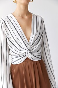 18T028STR_Marc_Striped_Twist_Blouse_details_900x1351.thumb.jpg.9685090a27aabe306b1f1475999bfbcc.jpg