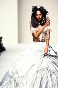 2085953578_JohnGalliano1994WomenRTW104.thumb.jpg.4432d6ca50bcebeffa75033755f86cf2.jpg