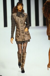 2088218100_yasmeen-fw-1994-valentino(2).thumb.jpg.8050062af8d5ff5cd7d12b283b48e014.jpg