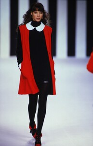 2090676450_christy-valentino-fw-1994(7).thumb.jpg.c3cb1a3ad9b3a9e1ced1384012fd8b64.jpg