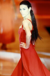 2094192092_Versace1993WomenRTW33.thumb.jpg.5d0b0b5941aa43d7c110eada8042c47d.jpg