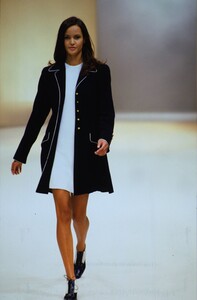 2102244779_salvatore-ferragamo-ss-1994(13).thumb.jpg.5ef8b0804104f51912da838dbdd2bc1f.jpg