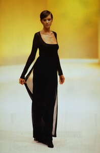 2104985673_salvatore-ferragamo-ss-1994(10).thumb.jpg.93f5e27a8e8cfd12b5e04f8f1b943758.jpg