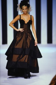 2107203072_nadja-valentino-fw-1994(7).thumb.jpg.9a8104b17d289939d5acc226a86690ea.jpg