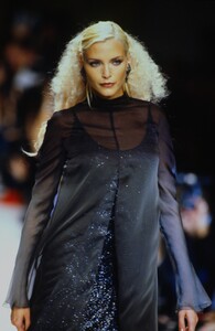 2118195701_nadja-valentino-fw-1994(4).thumb.jpg.b7333443bdcc79444cf4ecc7757ff045.jpg