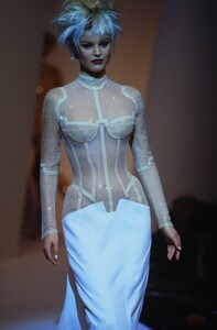 268998428_mugler-ss-1994(2).thumb.jpg.e302d2063c57c1c26fd0caa2909445b2.jpg