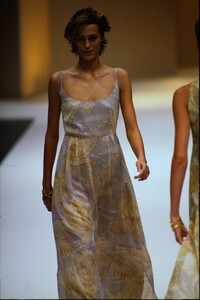 269206220_salvatore-ferragamo-ss-1994(12).thumb.jpg.1c5715691b6bcc42ff96330b52030798.jpg