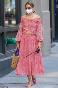 29945664-8450105-Stylish_Olivia_Palermo_exuded_effortless_daytime_chic_when_she_s-m-1_1592899876819.jpg