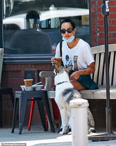 30237840-8476357-Time_out_Taking_a_quick_breather_Kravitz_set_her_belongings_down-a-1_1593549053823.jpg