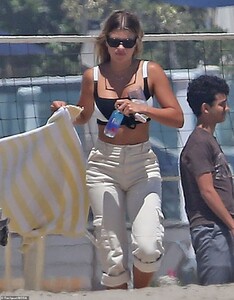 30401946-8490863-On_the_move_Sofia_left_Scott_at_one_point_to_hang_out_with_a_fri-a-14_1593919941974.jpg