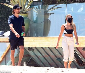 30401970-8490863-Decked_out_The_daughter_of_Lionel_Richie_kept_a_pair_of_black_Ra-a-23_1593919942787.jpg
