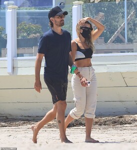 30401972-8490863-Barefoot_Once_they_hit_the_beach_the_pair_ditched_their_shoes-a-22_1593919942783.jpg