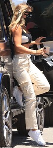 30401988-8490863-Shot_gun_Scott_put_his_keys_in_his_pocket_and_met_Sofia_on_the_p-a-18_1593919942387.jpg