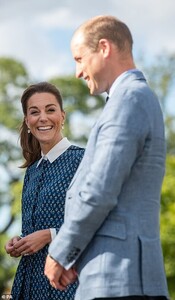 30419060-8492031-Prince_William_perfectly_complemented_his_wife_s_outfit_as_he_wo-a-67_1593973189219.jpg