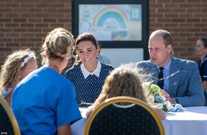 30419858-8492031-The_royal_couple_met_nurse_Suzie_Vaughan_and_daughters_Hettie_an-a-69_1593973189230.jpg