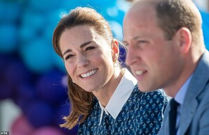 30419860-8492031-Kate_beamed_during_her_visit_to_the_hospital_She_accessorised_he-a-62_1593973189172.jpg
