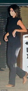 30696284-8516605-Well_groomed_She_showed_off_her_lilac_manicure_as_she_headed_bac-a-6_1594623433216.jpg