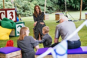 30710454-8517911-Kate_was_seen_chatting_with_Kerry_Darren_and_their_son_Dexter_tw-a-72_1594676186392.jpg