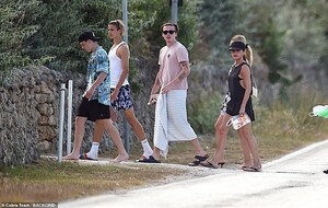 30943214-8538429-All_in_the_family_Posh_and_Becks_were_joined_by_Romeo_17_Cruz_15-a-325_1595173717489.jpg