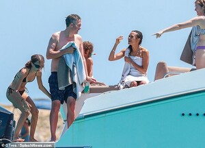 30944036-8538533-Joker_Dumbo_star_Nico_was_spotted_joking_around_aboard_the_yacht-m-63_1595171110405.jpg