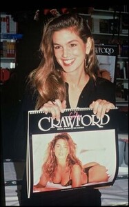 Cindy-Crawford-fait-ppartie-des-Supermodels-generation-de-mannequins-ultra-celebres-des-annees-90 (1).jpg