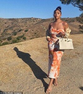 31133854-8555471-Pricey_She_carried_a_white_Hermes_Birkin_bag_that_is_said_to_ret-a-90_1595564905197.jpg