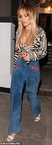 31167072-8558461-Standing_out_She_accessorised_the_look_with_white_heels-a-4_1595635857823.thumb.jpg.10c66326b94bb58fbe886116b25ded7d.jpg