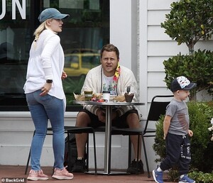 31256604-8565481-Morning_meal_Heidi_Montag_and_Spencer_Pratt_took_their_son_Gunth-m-50_1595873355304.jpg
