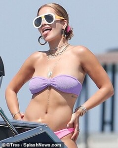 31334590-8572859-Time_of_her_life_The_Girls_singer_29_looked_incredible_as_she_sh-a-132_1596038107302.jpg
