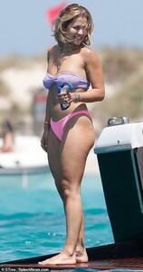 31334652-8572859-Gorgeous_Rita_Ora_had_plenty_to_celebrate_as_she_enjoyed_a_lavis-a-89_1596037660548.jpg