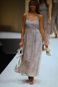 477760290_salvatore-ferragamo-ss-1994(14).thumb.jpg.a52a41bf2d3ffadddb9e1b6f96a40f03.jpg