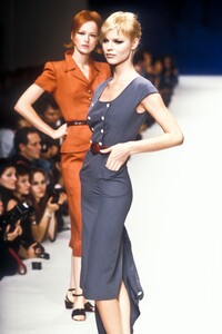 483320656_EmanuelUngaro1996WomenRTW114.thumb.jpg.f18f2befc7813be7af7742b9569c6746.jpg