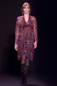 49-anna-sui-ready-to-wear-fall-2001-hannelore-knuts.thumb.jpg.6c88f2eccf4116a0d965f54b4ec07f3a.jpg