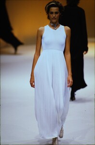 508025018_salvatore-ferragamo-ss-1994(8).thumb.jpg.27775ada55daf73f1efec436b48b8784.jpg