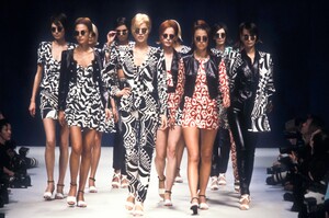 582517530_EmanuelUngaro1996WomenRTW34.thumb.jpg.b45557aff651e6e307bc7551ee6d4d3a.jpg