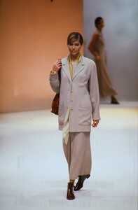 590467871_salvatore-ferragamo-ss-1994(3).thumb.jpg.4d64454017572a9ac507645a18b3fe2f.jpg