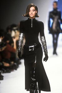 639324939_ClaudeMontana1991WomenRTW25.thumb.jpg.15d2f1a0d1b7cad8e010bd7fe49c834a.jpg