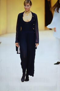 680569964_salvatore-ferragamo-ss-1994(14).thumb.jpg.69dd06ec3ba702e335de946b1aa8e1ce.jpg